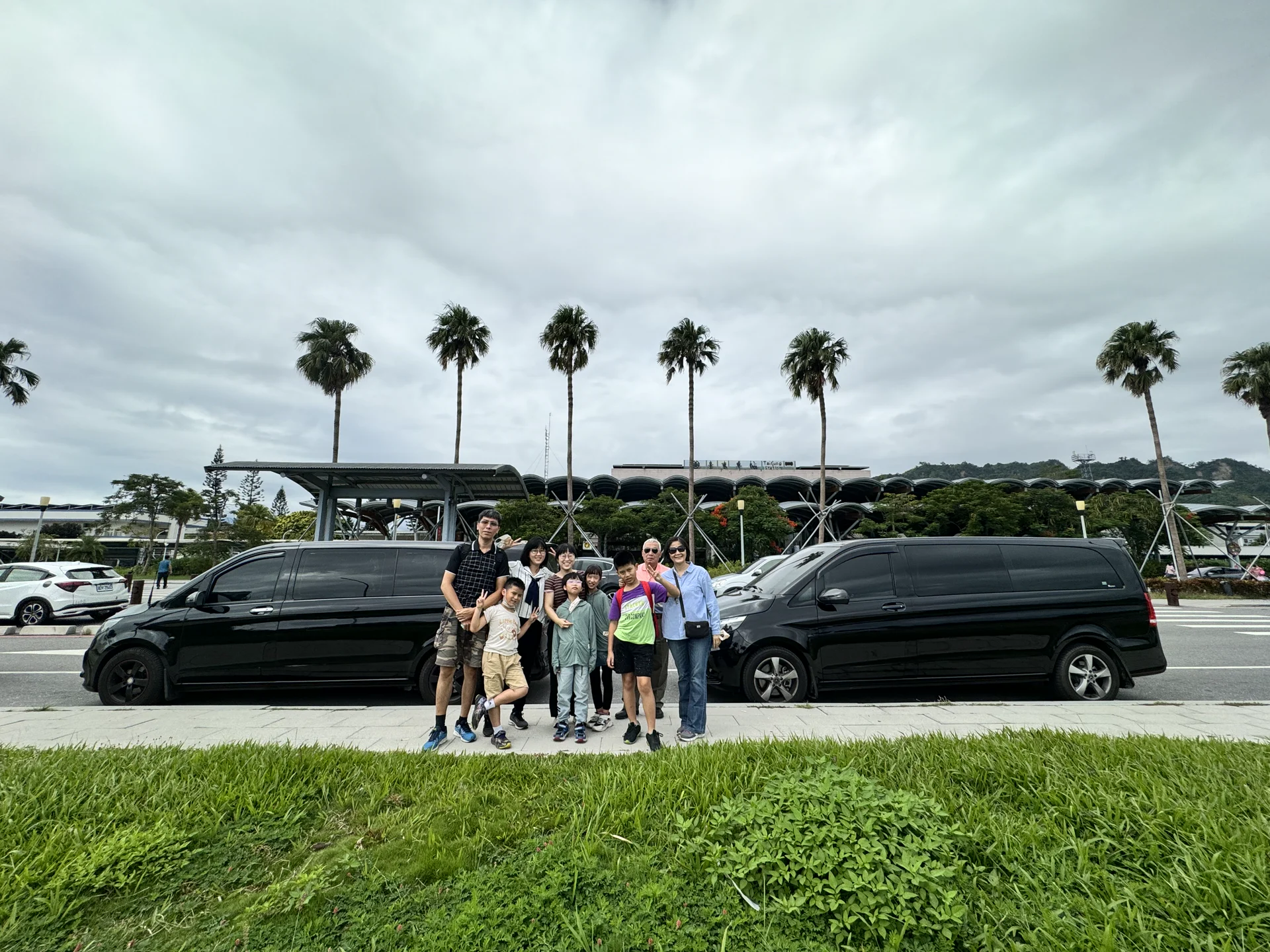 兩台車,一群人的共同出發