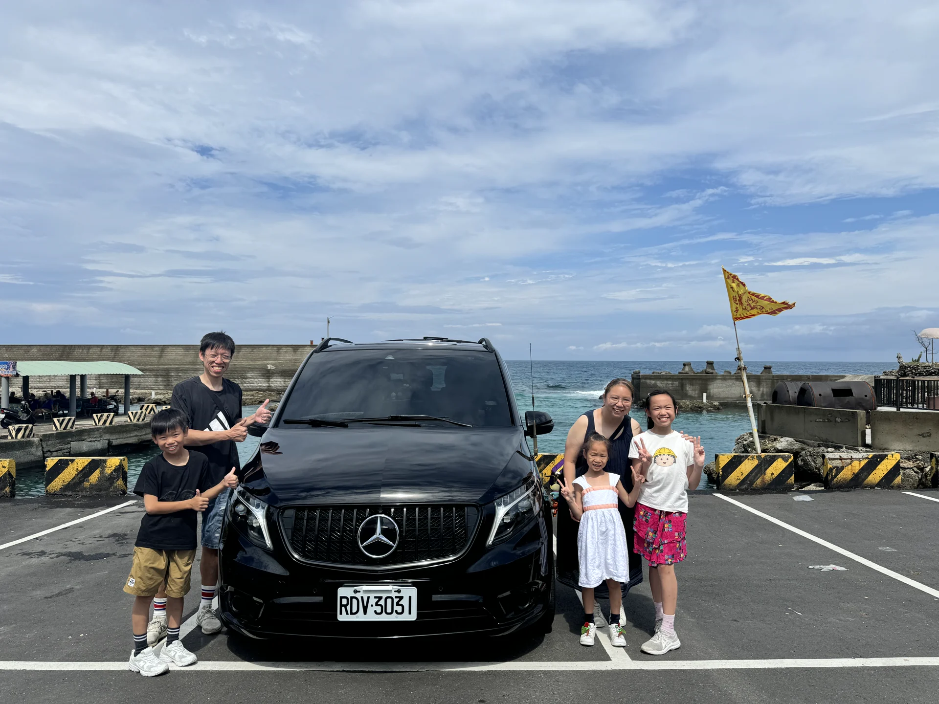 家庭出遊,行李與笑容一起上車